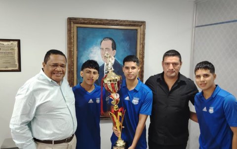 El esfuerzo del joven plantel fue reconocido por el presidente del club, Jorge Guzmán (i), y de José Valverde (centro derecha), titular de la comisión de fútbol.