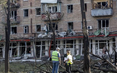 Daños provocados por el ataque ruso en una zona residencial de Kiev.