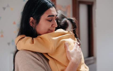 Entre la presión de las deudas y el diagnóstico de su hija, pensó en rendirse. Su historia refleja cómo una crisis financiera puede volverse una crisis emocional.
