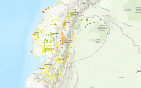 Mapa de niveles de amenaza y población expuesta (censo 2010) en las cabeceras cantonales