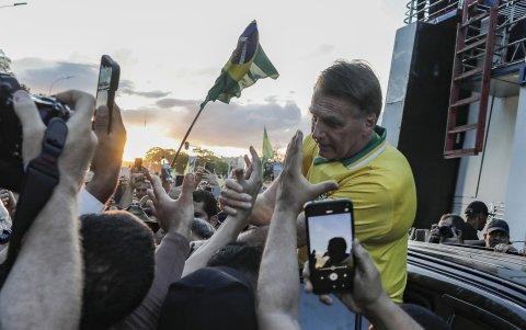 El expresidente Jair Bolsonaro saluda a sus partidarios durante una marcha en Brasilia el 7 de mayo de 2025.