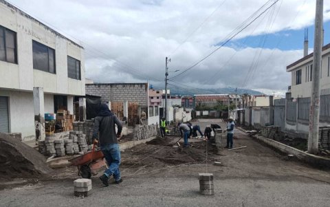 Personal Municipal realiza el adoquinado.