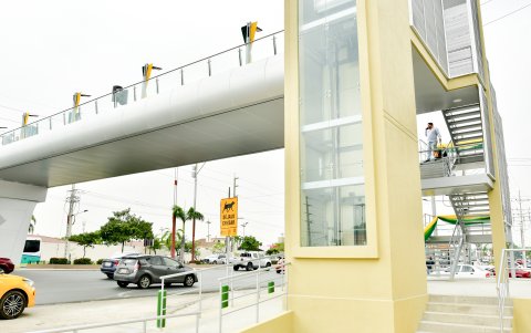 El paso peatonal está ubicado en el kilómetro 1.5 de la avenida Samborondón y prevé dar seguridad a los peatones, como ellos por años lo han solicitado.