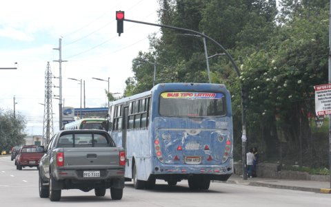 Infracción. En la avenida Napo, varios buses irrespetaron la luz roja. Aquí también se evidencian los correteos.