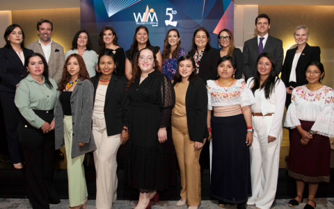 Directorio y becarias en la foto grupal.