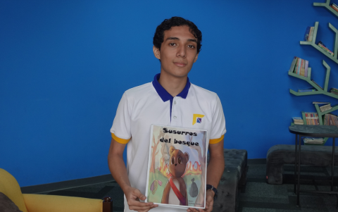 Santiago plasmó su mensaje ambiental en un cuento ilustrado para concientizar sobre los incendios forestales.