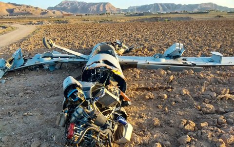 Restos de lo que el ejército dijo que es un avión no tripulado Hermes de la Fuerza Aérea israelí armado, derribado después de ser alcanzado por un misil tierra-aire, en la ciudad central de Isfahán.