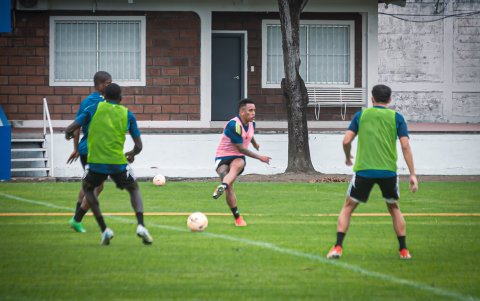Christian Cueva ya entrenó con sus nuevos compañeros en Emelec.