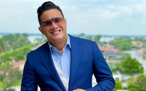 Carlos José Matamoros junto a su hija Gabriela, quien atraviesa el duelo por la pérdida de su madre, María Fernanda Salazar.