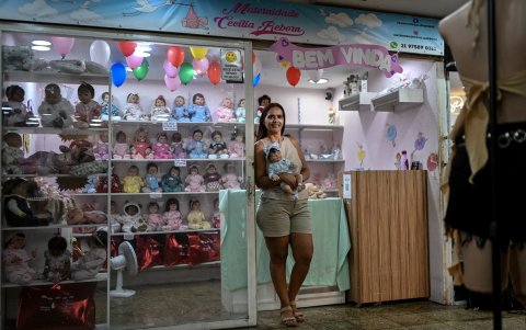 La comerciante Cecilia Barbosa posa para una foto sosteniendo una muñeca reborn en su tienda Cecilia Reborn Maternity en Duque de Caxias, estado de Río de Janeiro, el 16 de mayo de 2025.