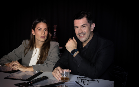 La obra es una fusión de sátira con humor negro.