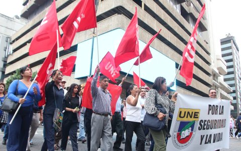 Miembros de la Unión Nacional de Educadores (UNE) hicieron un plantón en el bulevar 9 de Octubre, para insistir en su pedido de reforzar la seguridad en planteles.