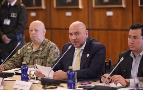 El ministro de Defensa, Gian Carlo Loffredo, asistió a la sesión de la Comisión de Fiscalizació. Jaime Vela, jefe del Comando Conjunto de las Fuerzas Armadas, no; él también había sido convocado.