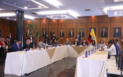 Al inicio de la sesión también estuvieron Andrés Castillo y Francisco Cevallos, miembros de la Comisión de Soberanía, Integración y Seguridad Integral.
