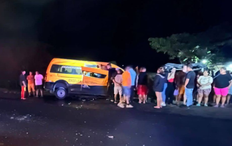 Personal de emergencias y agentes de tránsito atienden el siniestro vial ocurrido entre un expreso escolar y una camioneta en la vía Manabí–Guayas.