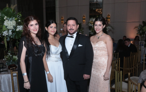 Luciana Crow, Giuliana Crow, Walter Crow y Roxana Crow.