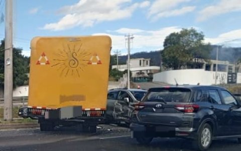 Un camión quedó detenido detrás de un auto, tras el choque múltiple en la Ruta Viva.
