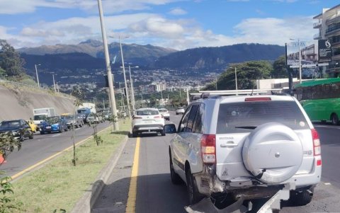 Los seis vehículos accidentados yacían detenidos en el carril izquierdo de la Ruta Viva, en sentido Quito - aeropuerto.
