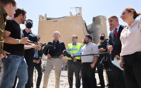 El primer ministro israelí, Benjamín Netanyahu, durante su visita al hospital de Soroka.