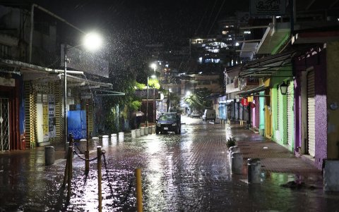 Fotografía de una calle inundada en el balneario de Acapulco en Guerrero (México).