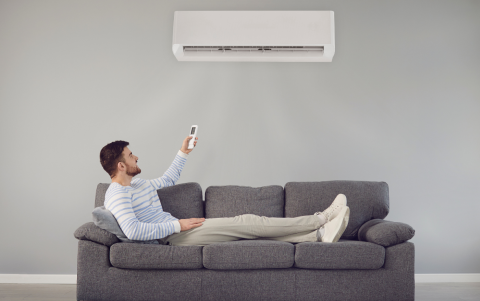 Mantener el aire acondicionado a temperatura moderada y con buen aislamiento puede reducir el consumo eléctrico diario