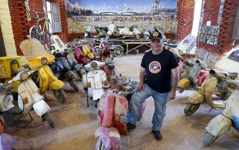 Entre los muchos daños materiales que dejó la dana que afectó a la Comunidad Valenciana el pasado 29 de octubre se encuentra la colección de vespas de Álvaro Barcia.