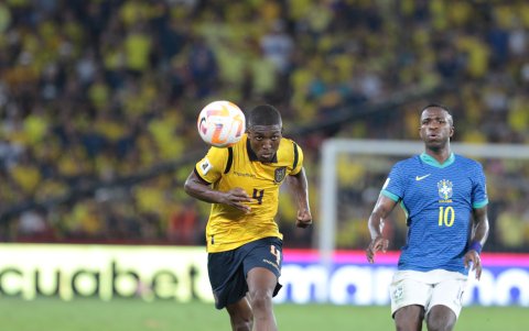 Joel Ordóñez en el partido de la Tri contra Brasil, por la fecha 15 de las eliminatorias sudamericana.