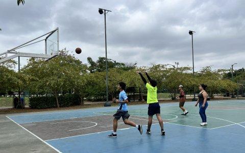 Espacios. Pocos son los parques que cuentan con canchas públicas en buenas condiciones para que los jóvenes practiquen deportes al aire libre. El de Samanes es una excepción.