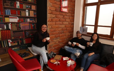 En la cafetería Tres Gatos alberga más de 15.000 libros. Su ambiente acogedor es propicio para pasar entre amigos y disfrutar de la literatura.