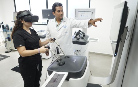 La moderna infraestructura y programas innovadores de UEES contribuyen a su posicionamiento entre las mejores universidades del mundo.