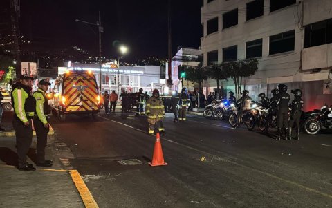 La Policía y los Bomberos de Quito suspendieron el paso, tras la explosión, entre la calle Logroño y la av. De la Prensa, en el norte de Quito.