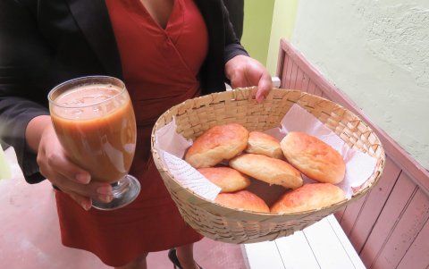 El mollete es un pan especial, cuya masa lleva harina de trigo, huevo, anís, leche, azúcar y levadura; y el champús es una bebida densa y marrón que se cocina con leña.