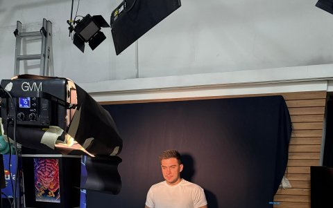 Durante los ensayos de su nuevo espacio digital.