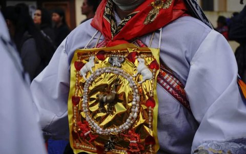 Los danzantes llevan insignias en sus vestimentas que simbolizan la celebración.