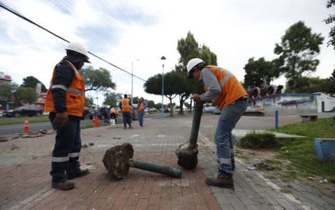 El 20 de junio iniciaron los trabajos en La Kennedy. Se retiraron los bolardos para instalar un campamento.