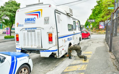 Un agente del UPC de Las Aguas coloca piedras para trabar un vehículo destartalado.
