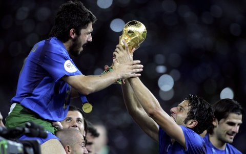 Gatusso (i) levantó con la selección de Italia la Copa del Mundo 2006.