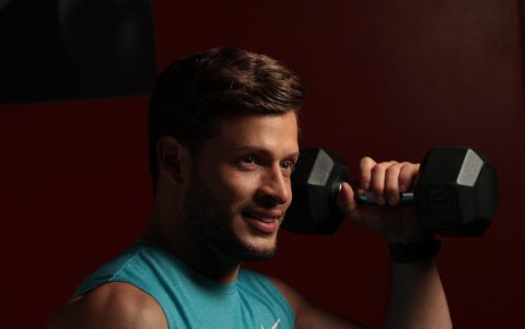 Es deportista y tiene un gimnasio.