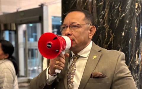 El asambleísta de la Revolución Ciudadana Ronal González apareció en el hall de la Asamblea con un megáfono.