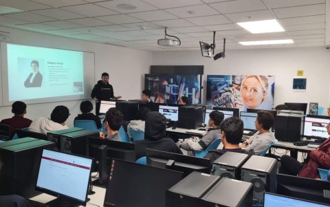 En Ecuador, la inteligencia artificial (IA) ya no es una promesa de futuro, sino una herramienta presente en los salones de clase