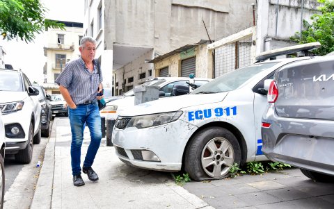 Algunos vehículos policiales permanecen estacionados en la vereda de los UPC con llantas desinfladas desde hace años.