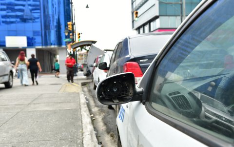 En el centro se observan vehículos sin espejos retrovisores, cubiertos de polvo y estacionados sin posibilidad de volver a operar.