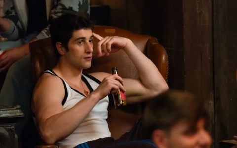 Con mirada firme y físico impecable, Roque —interpretado por Della Corte— enfrenta más que entrenamientos: lucha por ser él mismo en un entorno que no siempre acepta la diferencia.