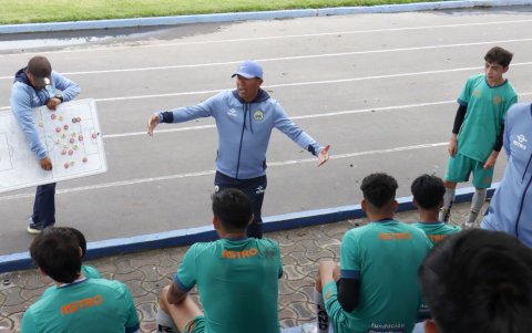 Dirección. Juan, de 56 años (c), junto a parte del cuerpo técnico netamente nacional con los que lleva a Espoli