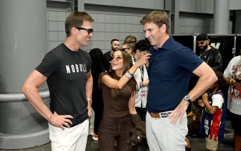 Tom Brady (i) y Eli Manning dieron un espectáculo al más puro estilo de la WWE.