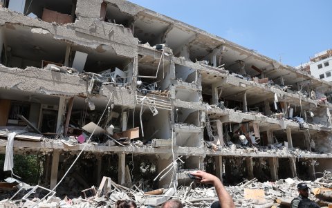 Equipos de emergencia israelíes en el lugar del ataque con misiles iraníes contra un complejo residencial en Tel Aviv, Israel.