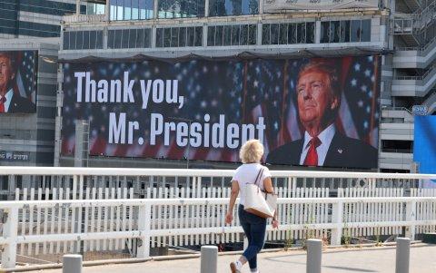 Carteles agradeciendo a Trump amanecieron en Tel Aviv, Israel.