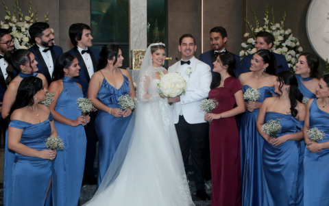 Los novios y su corte.