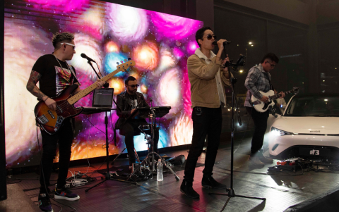 La música en vivo animó todavía más el ambiente.