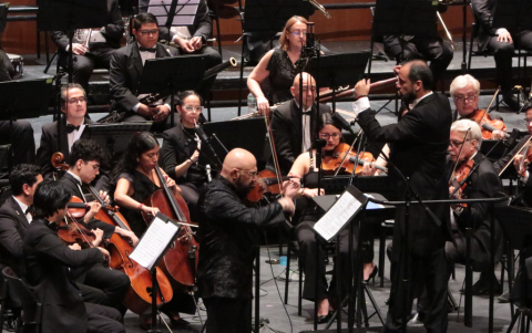 Presentación de la Orquesta Filarmónica de Guayaquil, dirigida por Manuel Campos y con la participación del violinista Jorge Saade, como invitado especial.